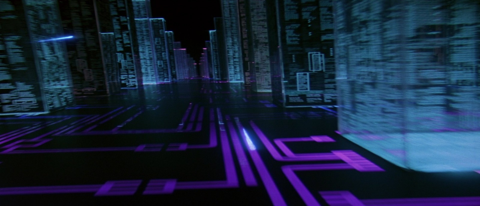 Il cyberspazio immaginato dal film: dati e circuiti diventano architetture al neon.